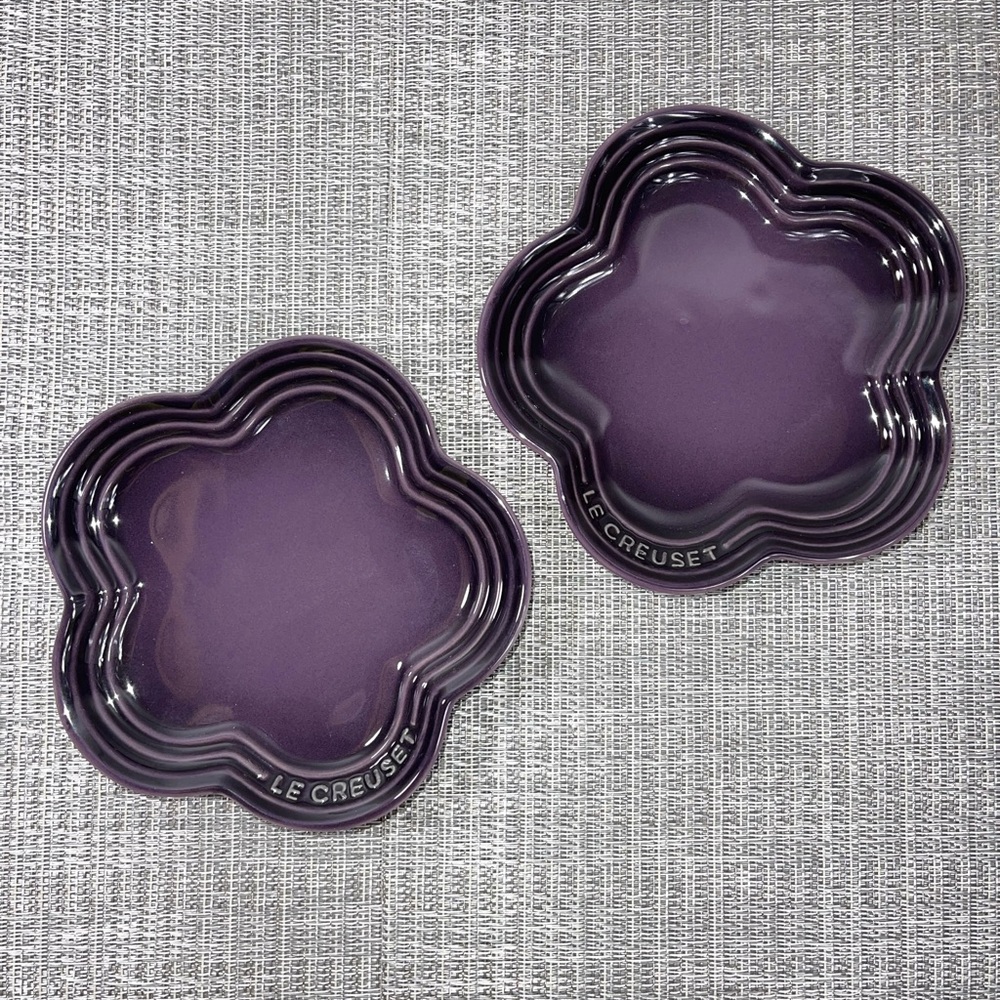 Le Creuset Flower Plates Set of 2 - Cassis